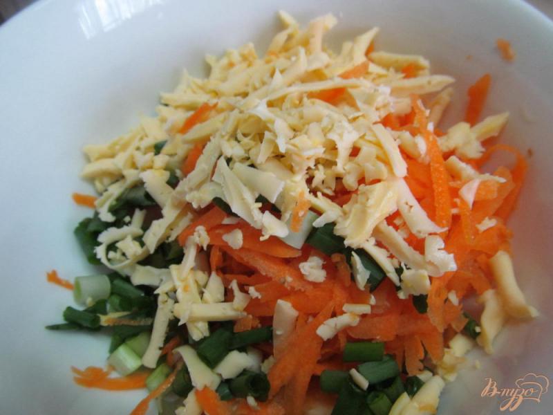 Фото приготовление рецепта: Салат из моркови с яблоком и сыром шаг №3