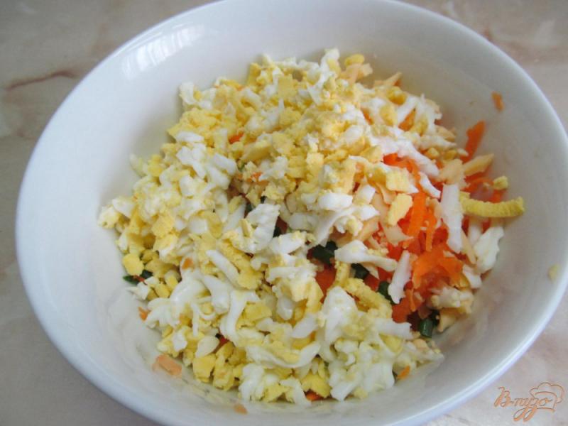 Фото приготовление рецепта: Салат из моркови с яблоком и сыром шаг №4