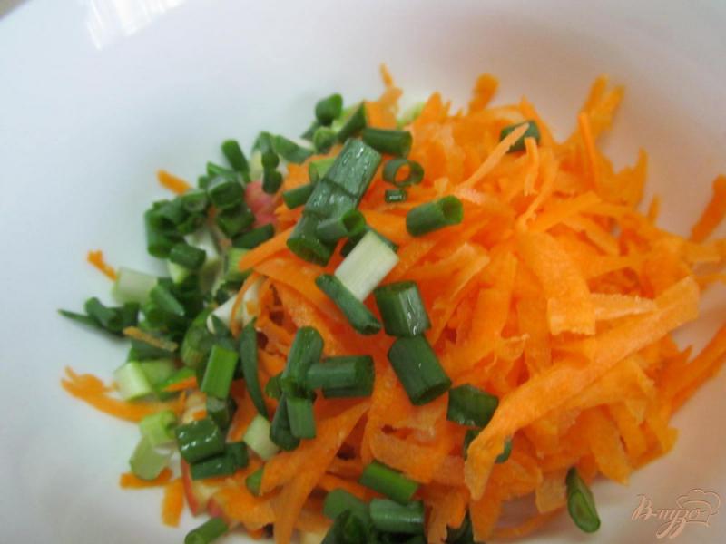 Фото приготовление рецепта: Салат из моркови с яблоком и сыром шаг №2