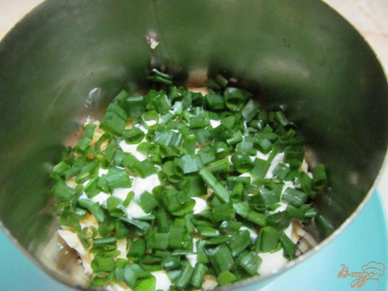 Фото приготовление рецепта: Салат из отварной рыбы сыра и свеклы шаг №6