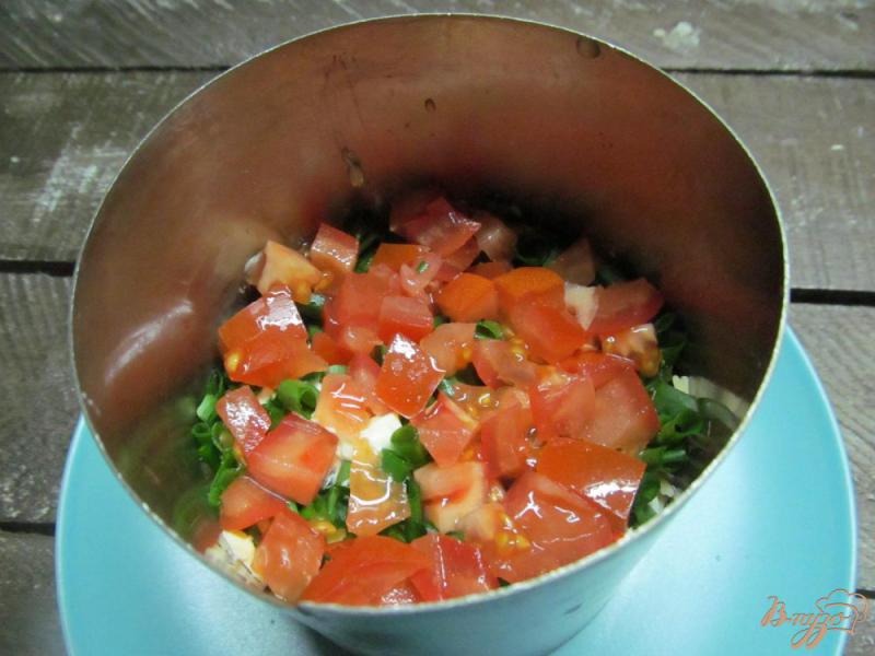 Фото приготовление рецепта: Салат из отварной рыбы сыра и свеклы шаг №7