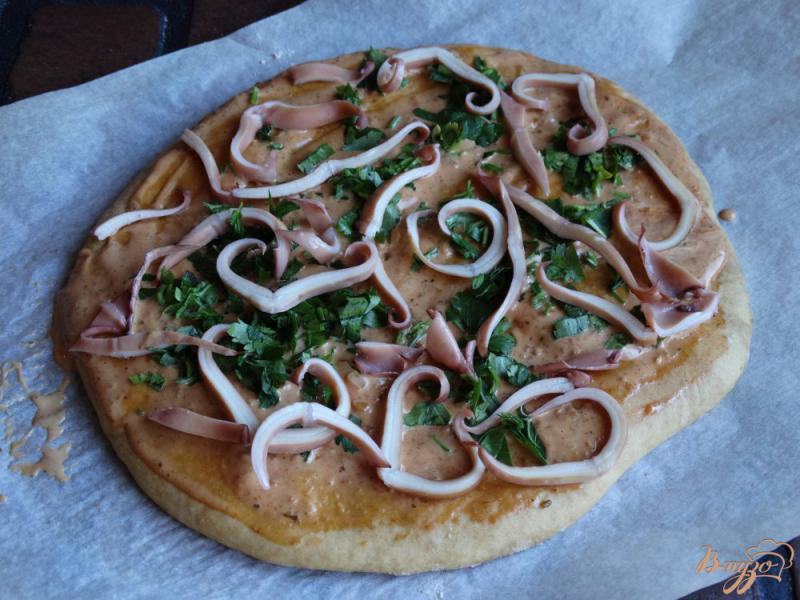 Фото приготовление рецепта: Пицца с кальмарами шаг №5