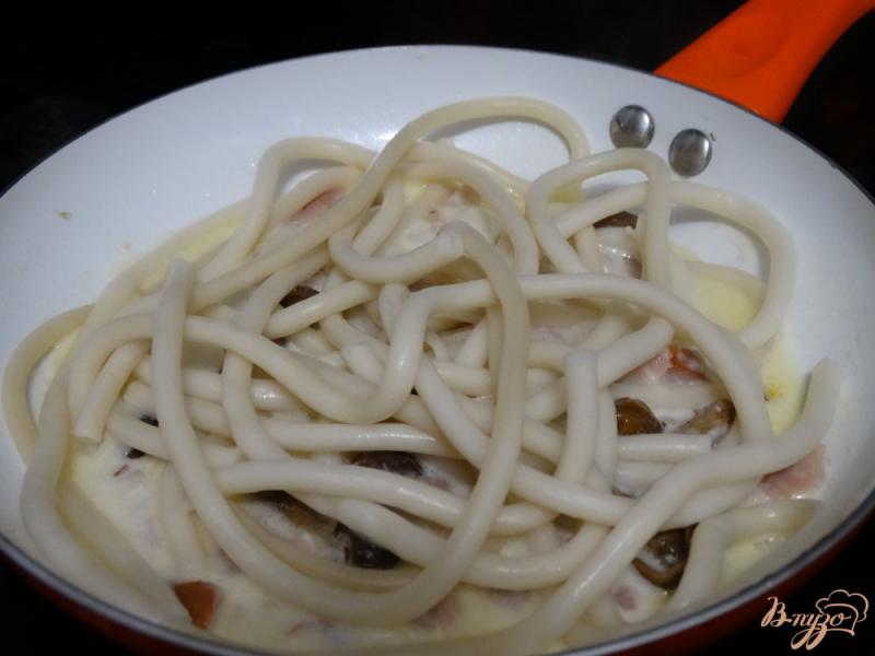 Фото приготовление рецепта: Спагетти с копченой курицей и опятами шаг №6