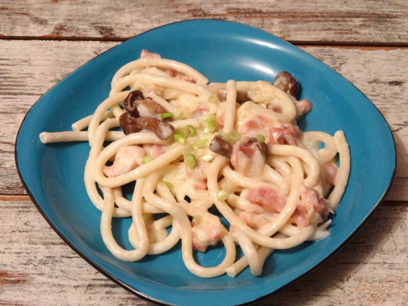 Фото приготовление рецепта: Спагетти с копченой курицей и опятами шаг №7