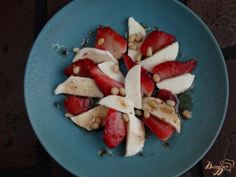 Фото приготовление рецепта: Салат с клубникой, моцареллой и кедровыми орешками шаг №6