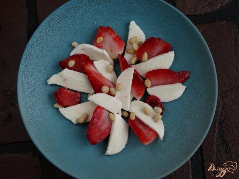 Фото приготовление рецепта: Салат с клубникой, моцареллой и кедровыми орешками шаг №5