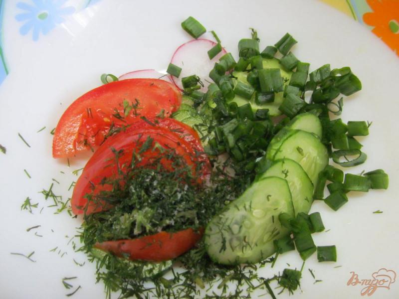 Фото приготовление рецепта: Салат из редиса с огурцом и сыром шаг №2