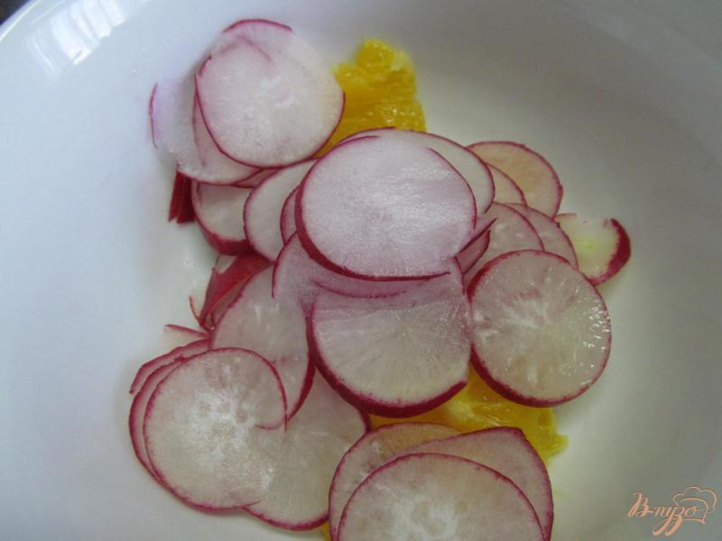 Фото приготовление рецепта: Салат из апельсина с редисом шаг №4