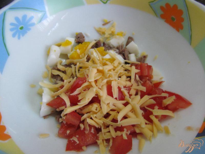 Фото приготовление рецепта: Салат из отварной говядины с помидором шаг №3