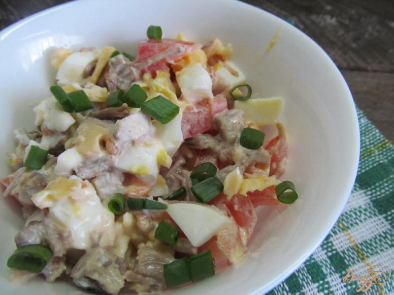 Фото приготовление рецепта: Салат из отварной говядины с помидором шаг №4