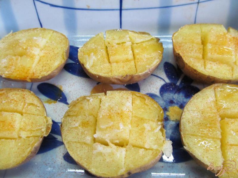 Фото приготовление рецепта: Запеченный картофель под сыром шаг №3