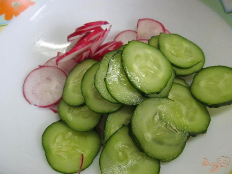 Фото приготовление рецепта: Салат из редиса и огурца с карри шаг №2