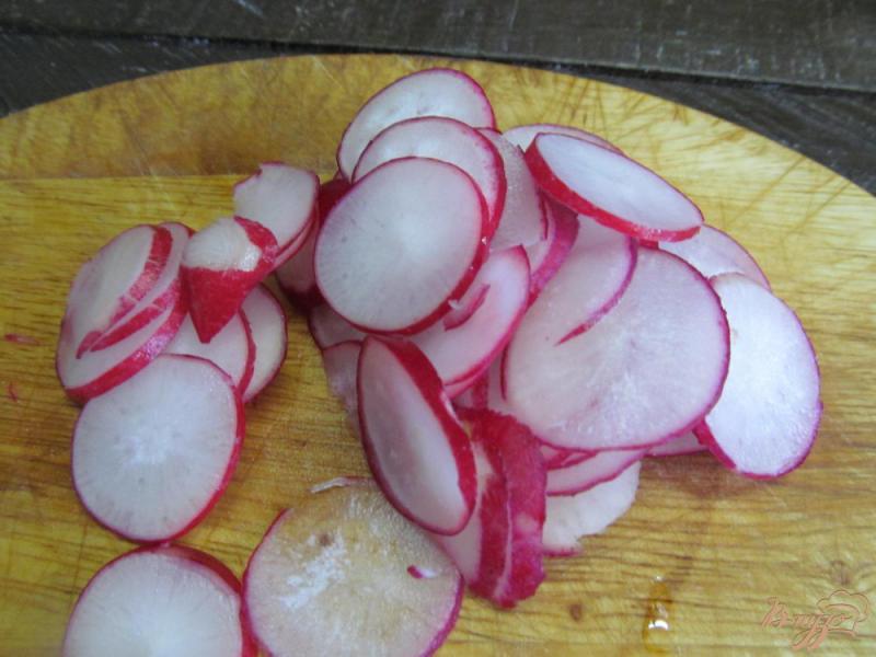 Фото приготовление рецепта: Салат из редиса и огурца с карри шаг №1