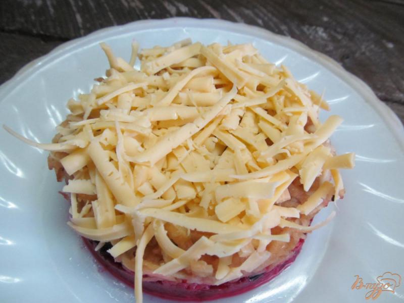 Фото приготовление рецепта: Салат из свеклы с черносливом сыром и яблоком шаг №4