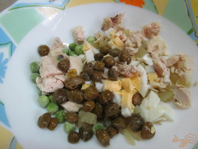 Фото приготовление рецепта: Салат с каперсами куриным мясом и яйцом шаг №3