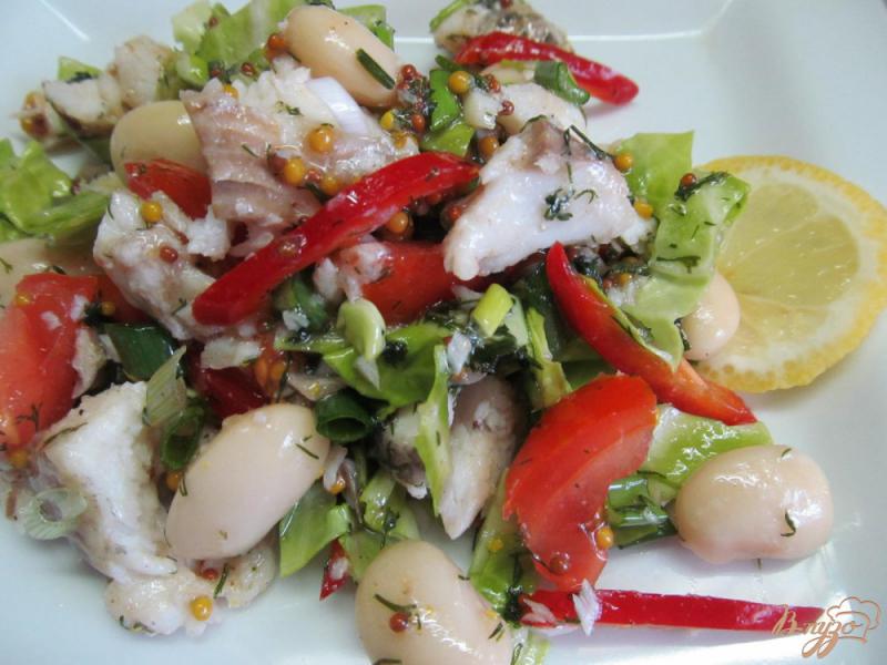 Фото приготовление рецепта: Салат из отварной рыбы с овощами и фасолью шаг №5