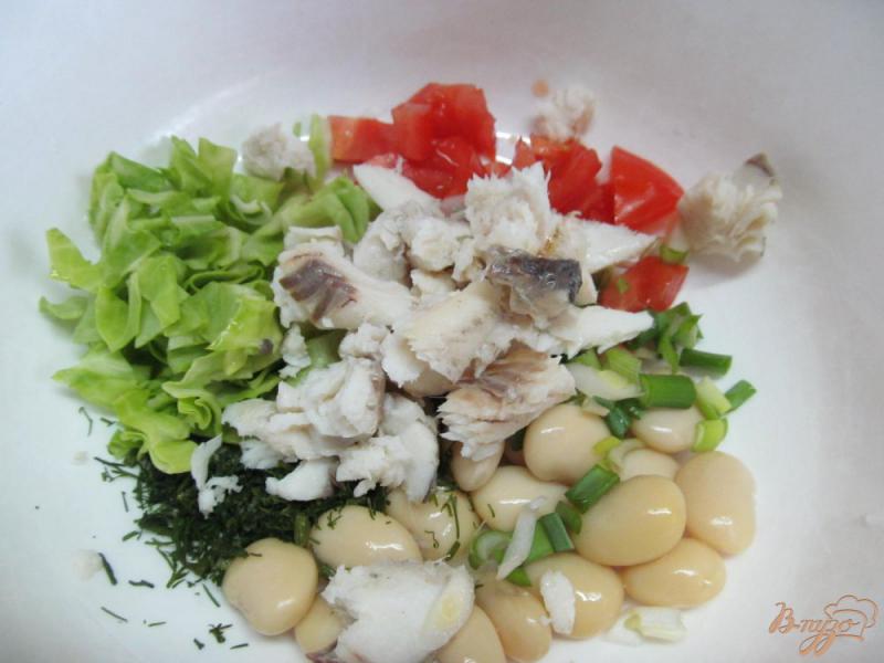 Фото приготовление рецепта: Салат из отварной рыбы с овощами и фасолью шаг №2
