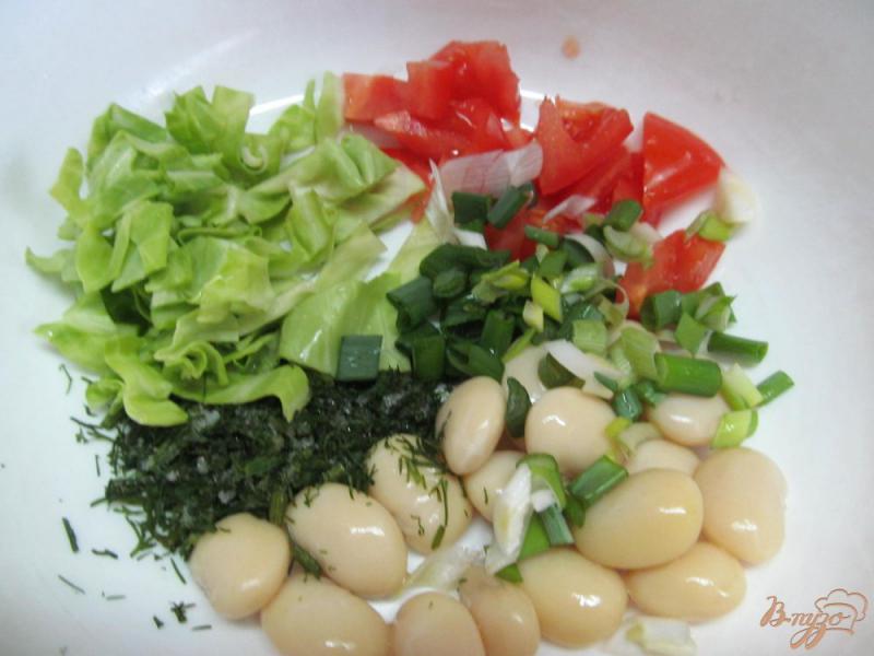 Фото приготовление рецепта: Салат из отварной рыбы с овощами и фасолью шаг №1
