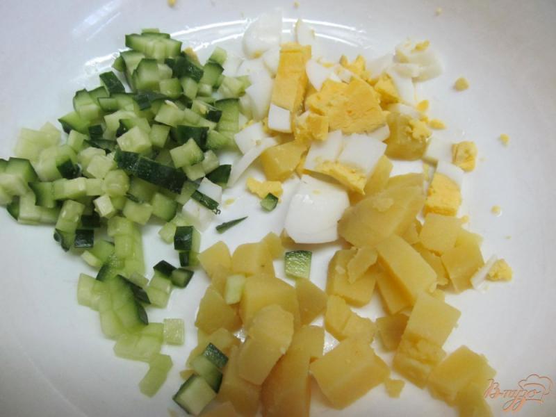 Фото приготовление рецепта: Салат с мясом редисом и замороженным горошком шаг №1