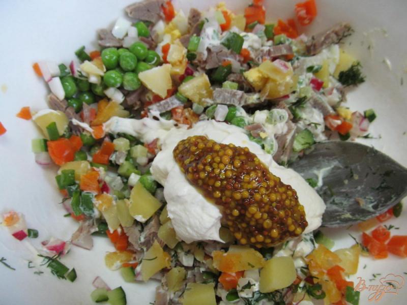 Фото приготовление рецепта: Салат с мясом редисом и замороженным горошком шаг №5