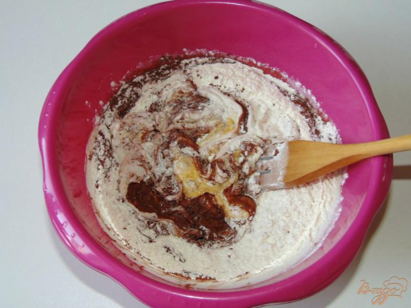 Фото приготовление рецепта: Шоколадный бисквитный рулет со сметанным кремом шаг №3