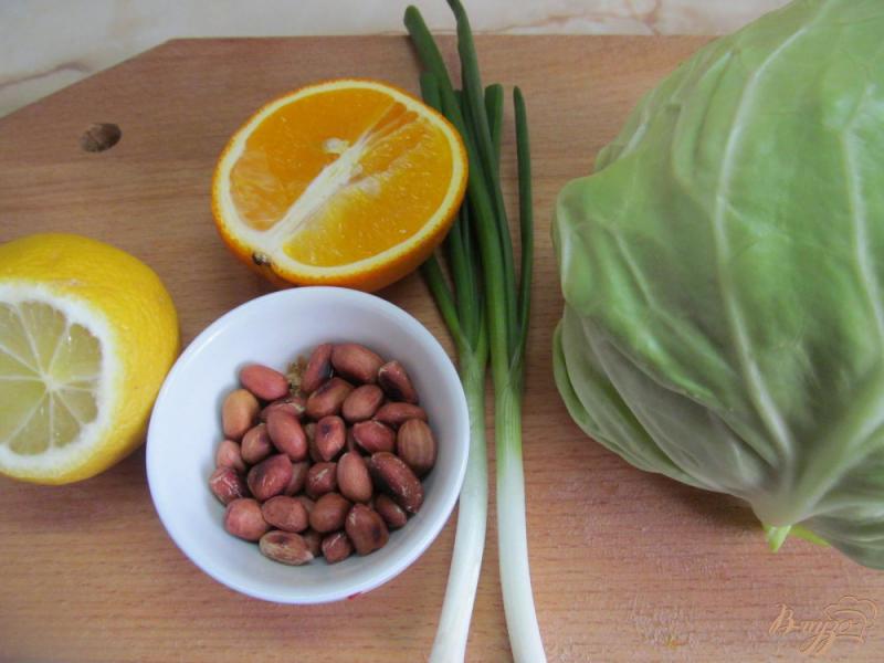 Фото приготовление рецепта: Салат из молодой капусты с апельсином и арахисом шаг №1