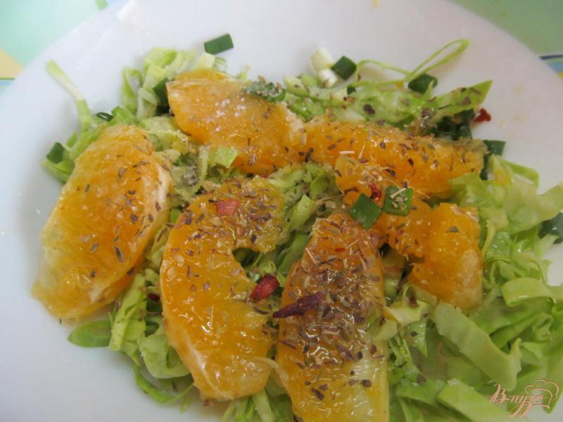Фото приготовление рецепта: Салат из молодой капусты с апельсином и арахисом шаг №2