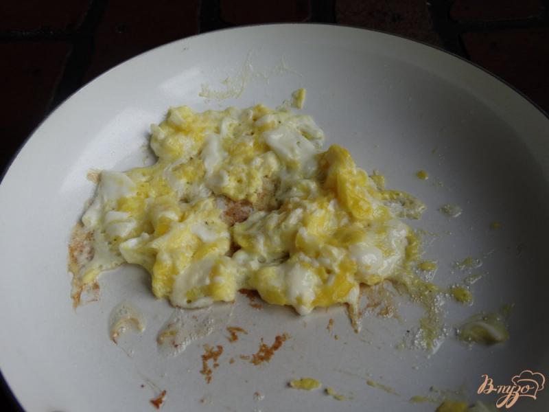 Фото приготовление рецепта: Брускетта с мягким сыром и яйцом шаг №4