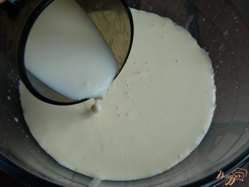 Фото приготовление рецепта: Пирог на кислом молоке с вишней шаг №2