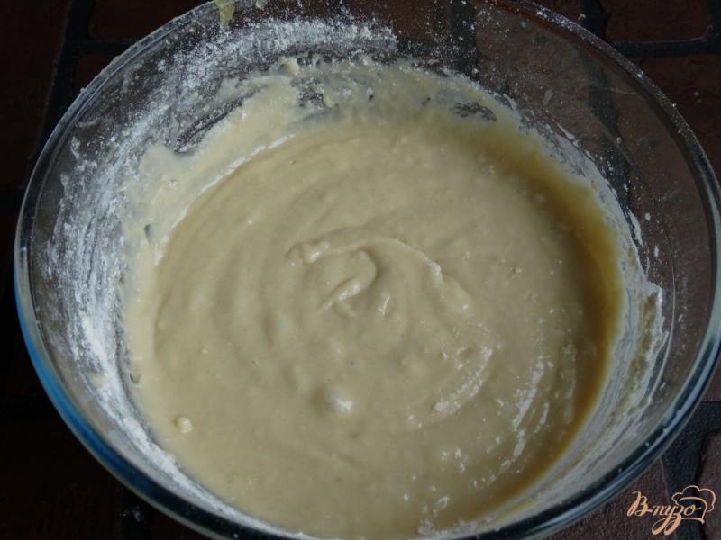 Фото приготовление рецепта: Пирог на кислом молоке с вишней шаг №4