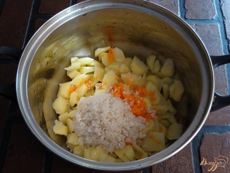 Фото приготовление рецепта: Рыбный суп с минтаем шаг №3