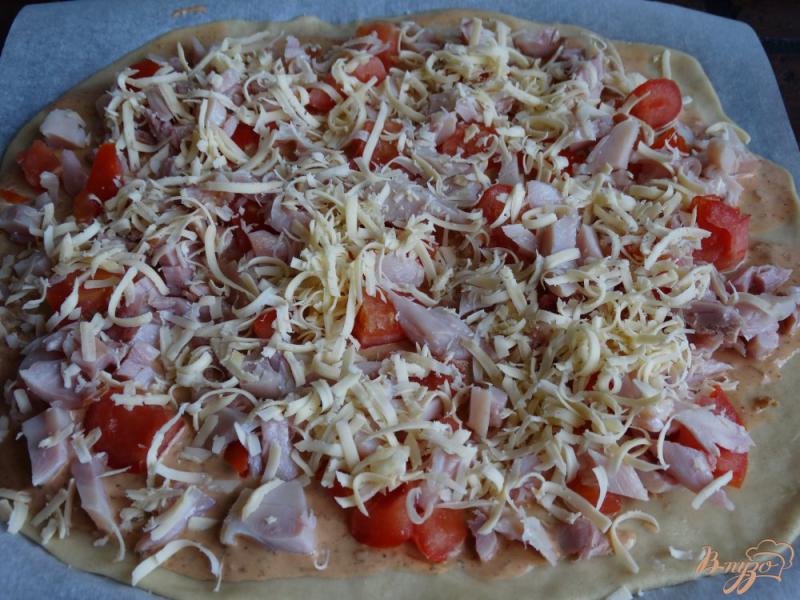Фото приготовление рецепта: Пицца с копченой курицей шаг №6