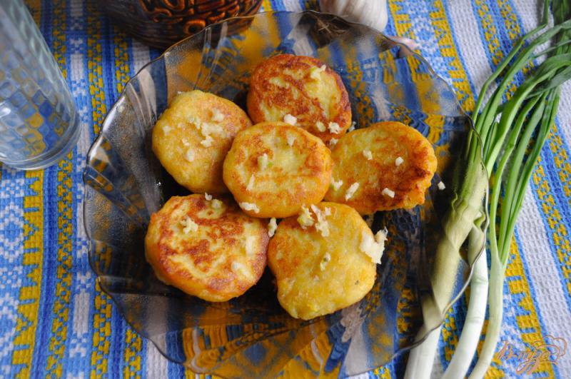 Фото приготовление рецепта: Картофельные лежни с чесноком шаг №6