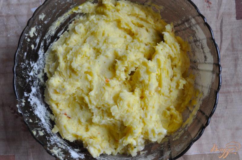 Фото приготовление рецепта: Картофельные лежни с чесноком шаг №4