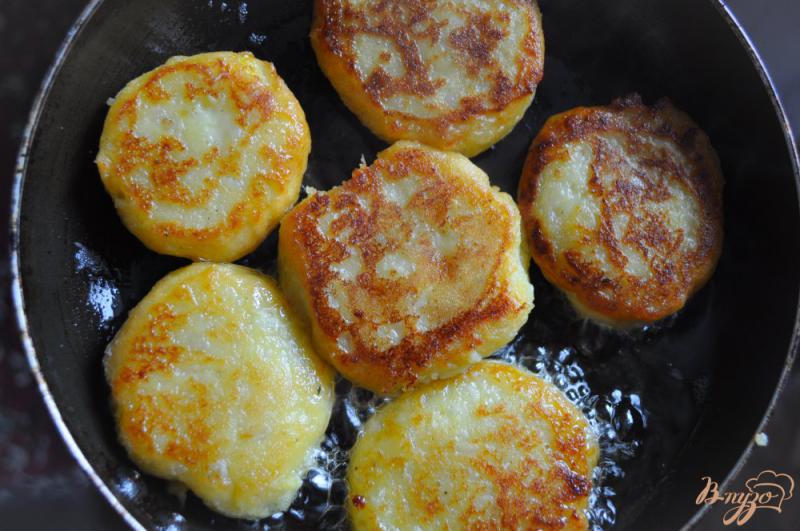 Фото приготовление рецепта: Картофельные лежни с чесноком шаг №5