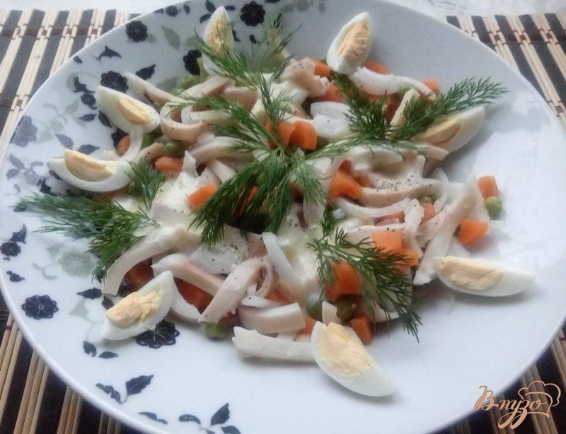 Фото приготовление рецепта: Салат из кальмара с овощами шаг №4