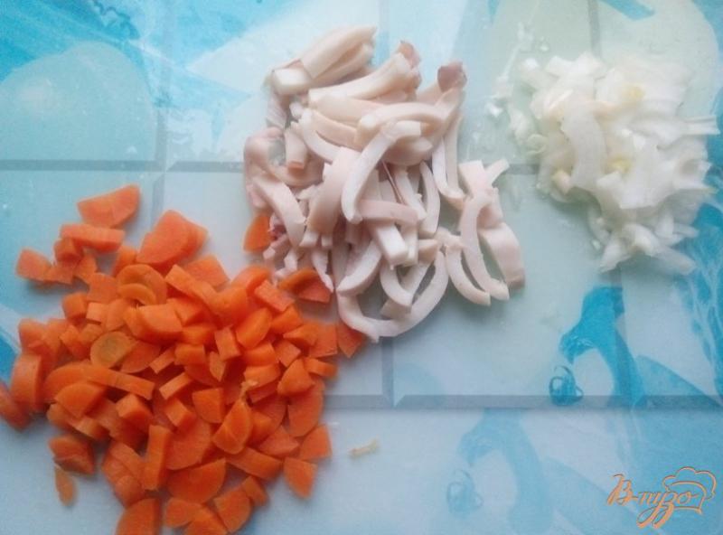 Фото приготовление рецепта: Салат из кальмара с овощами шаг №3
