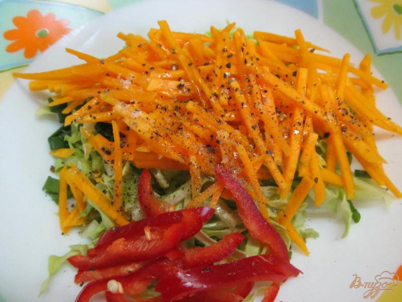 Фото приготовление рецепта: Салат из молодой капусты с тыквой и перцем шаг №4