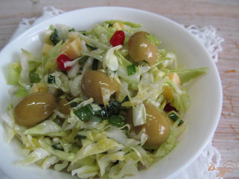 Фото приготовление рецепта: Салат из молодой капусты с оливками и сыром шаг №4