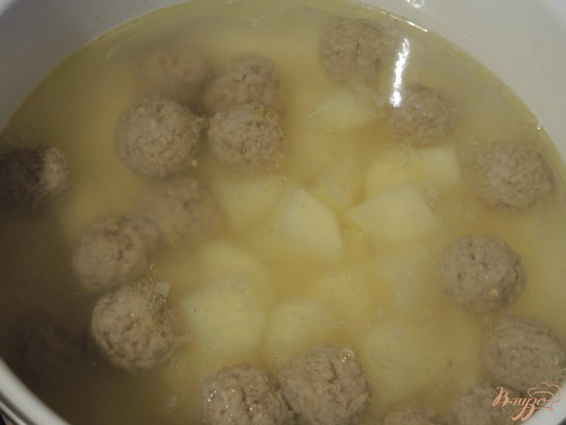 Фото приготовление рецепта: Картофельный суп с фрикадельками шаг №8