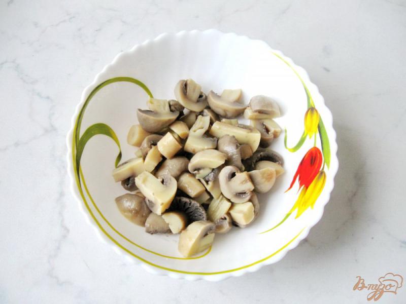 Фото приготовление рецепта: Салат с маринованными грибами и чесноком шаг №1