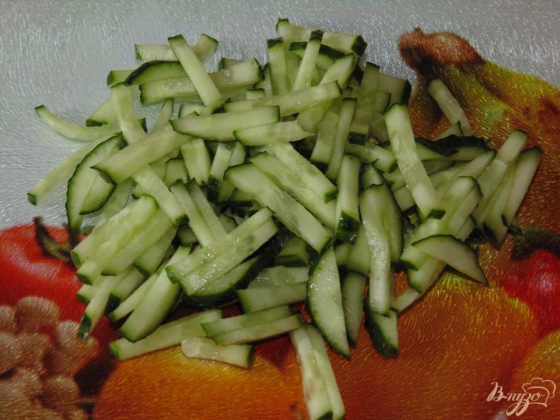 Фото приготовление рецепта: Салат из пекинской капусты с огурцом и мягким сыром шаг №2