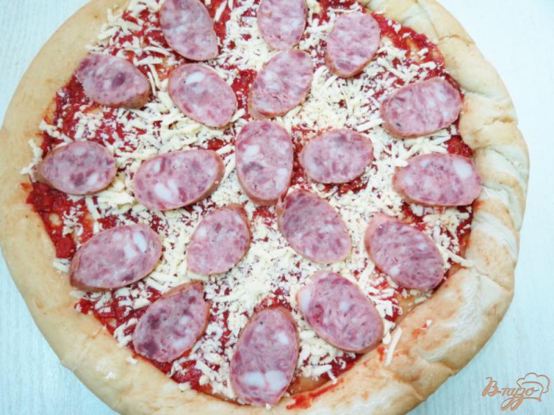 Фото приготовление рецепта: Пицца с колбасой и перцем шаг №3