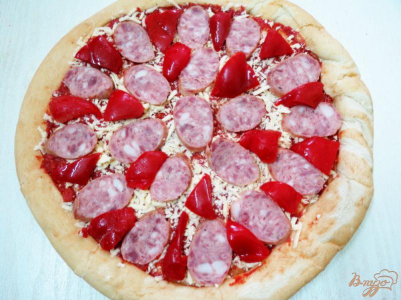 Фото приготовление рецепта: Пицца с колбасой и перцем шаг №4