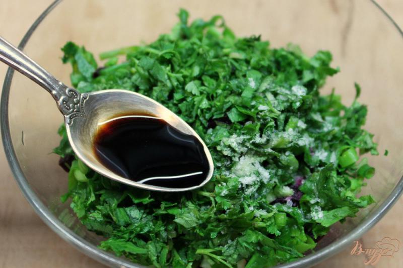 Фото приготовление рецепта: Салат из печеной свеклы и зелени шаг №4