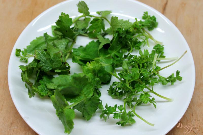 Фото приготовление рецепта: Салат из печеной свеклы и зелени шаг №3