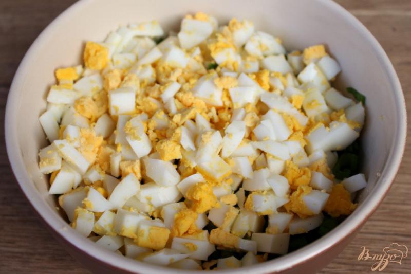 Фото приготовление рецепта: Салат с черемшой и плавленным сыром шаг №4