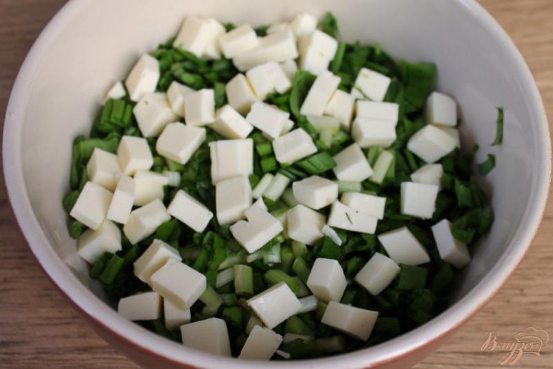 Фото приготовление рецепта: Салат с черемшой и плавленным сыром шаг №3
