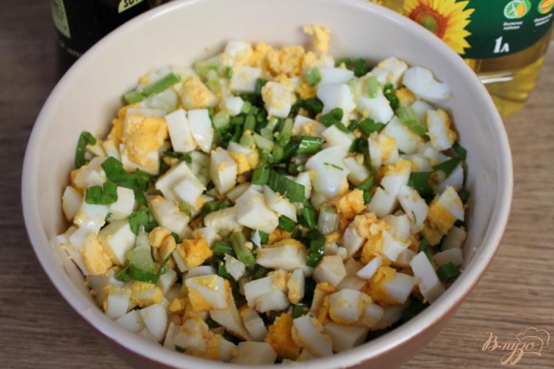 Фото приготовление рецепта: Салат с черемшой и плавленным сыром шаг №5
