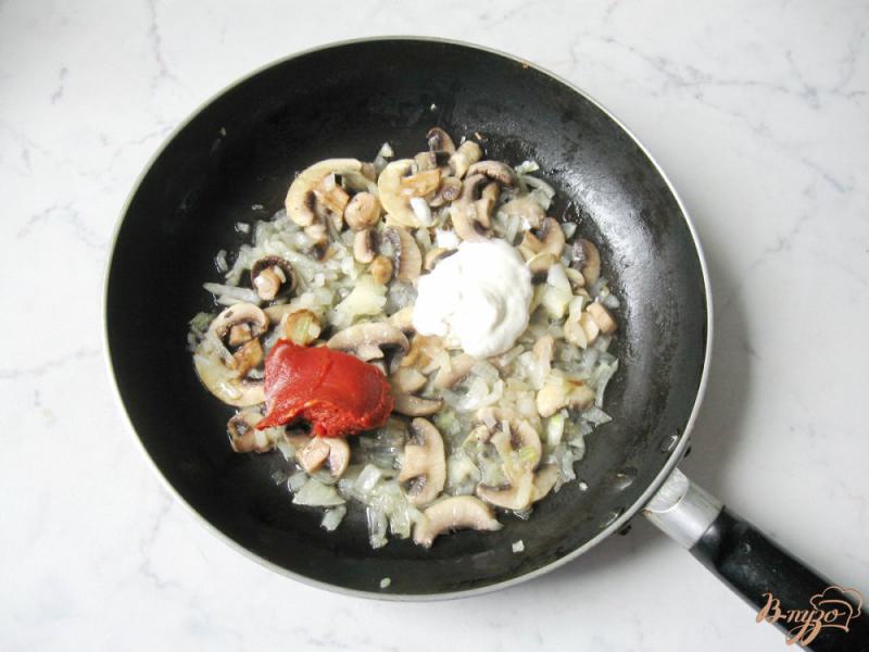 Фото приготовление рецепта: Тефтели в томатно-грибном соусе шаг №4